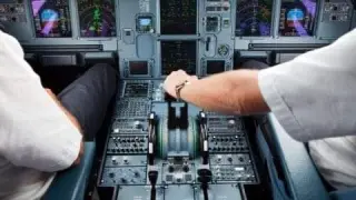 Avión 🛩️ aterriza de urgencia tras morir el capitán en pleno vuelo.