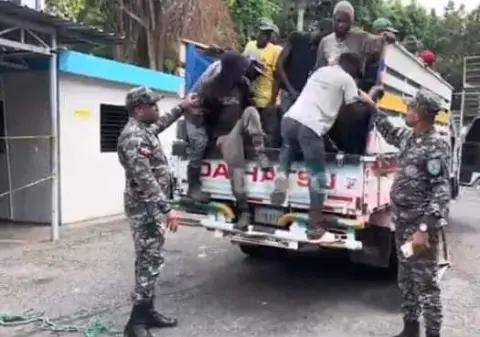 Capturan camion con 40 haitianos ilegales en Tenares, esto ocupan 35 armas blancas (machetes).