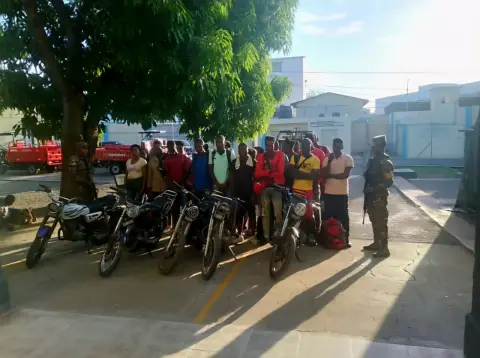 Sorprenden en Dajabón 26 indocumentados en motocicletas cuando eran guiados por un “Carga Haitiano