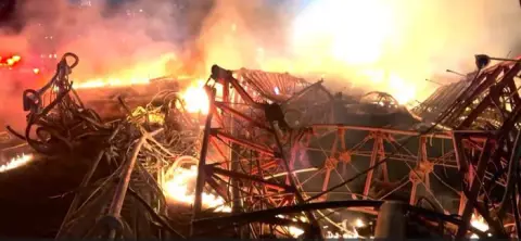 Se estrella helicóptero contra una torre de radio