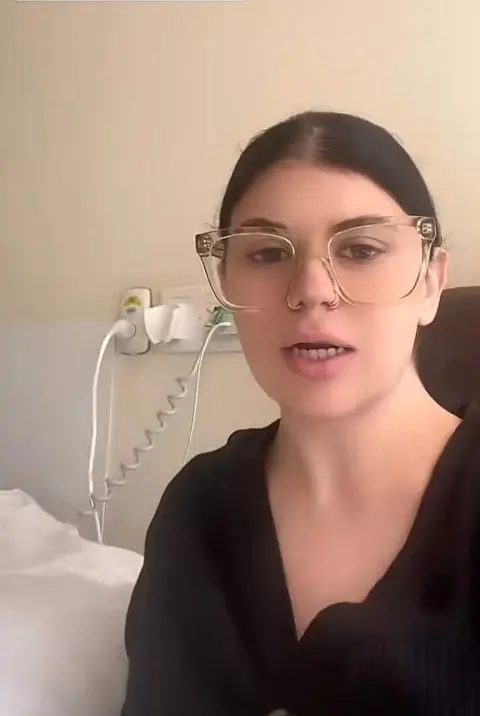 Padre!!! Fue al hospital por una molestia y descubrió que tenía 3 riñones 4 Ovarios y muchos órganos demás.