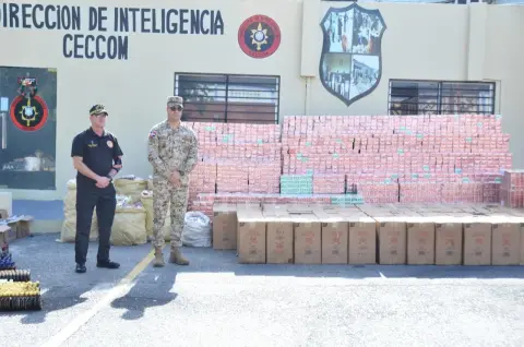 Entrega de decomiso de mercancía ilegal 😱