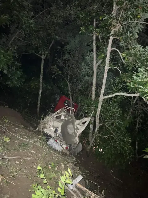 Camión pierde el control y hace un desastre 😭