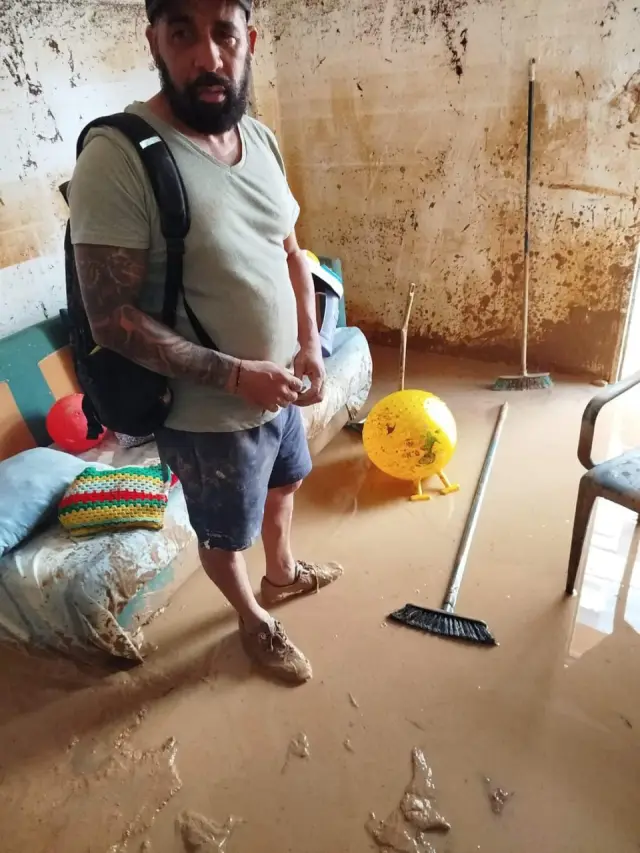 Dominicano pierde todo por las inundaciones en España, pero salva a su familia