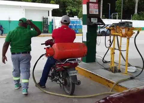 GLP vuelve a bajar dos pesos; otros combustibles también reducen precios