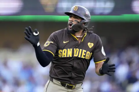Tatis da 2 de 6 HRS de unos Padres que igualan récord y la Serie de Campeonato
