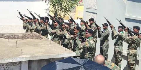 Con el himno nacional y una salva de 21 disparos las fuerzas armadas rindieron homenaje a Osvaldo Virgil    