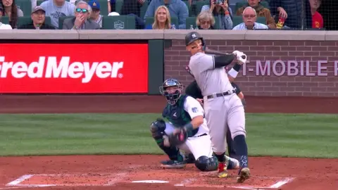 Judge la bota dos veces, se roba HR para guiar a Yankees en Seattle