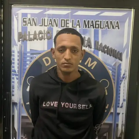 A pero es una guinea mira donde le hecharon el guante al joven que m4t0 a la joven en la cabaña 🛖