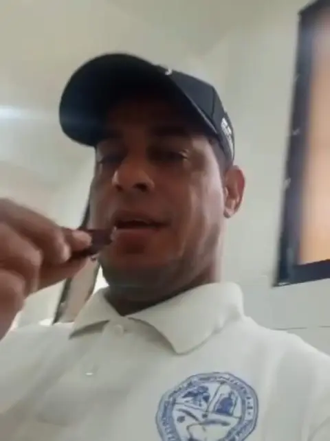 Empleado de la UASD aparenta comer trozo de un cadáver en la morgue del Laboratorio de Anatomía