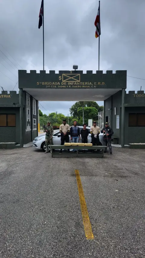 Ejército detiene a dos hombres con 4 paquetes de un vegetal, presumiblemente marihuana