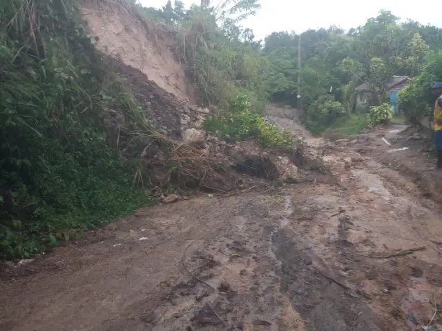 Deslizamiento de tierra incomunica carretera Restauración río Limpio