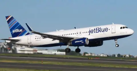 JetBlue suspenderá vuelos a Haití hasta el 2 de diciembre después de que un avión fuera alcanzado por una bala