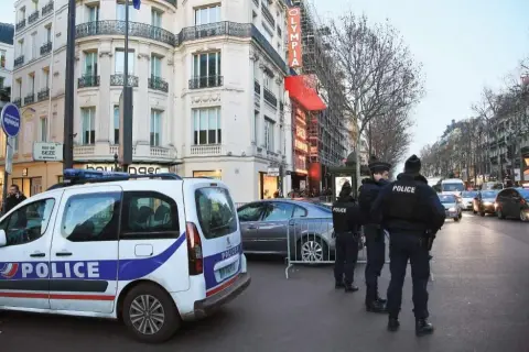 Un hombre que amenaza suicidarse mantiene rehenes en un restaurante.