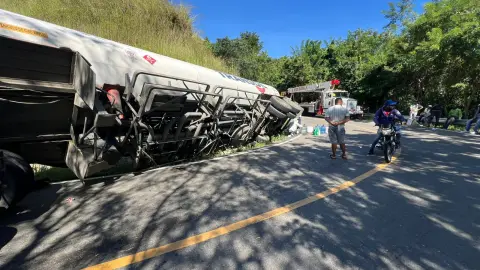 Personas arriesgan sus vidas al sustraer combustible de tanquero accidentado en Dajabón.