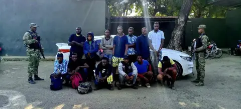 Ejército detiene 28 haitianos en estatus migratorio irregular en tres vehículos.