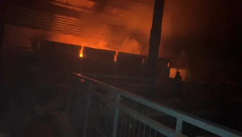 Incendio afecta segundo nivel de Mercado Fronterizo destruyendo varios puestos y 2 cafeterías.