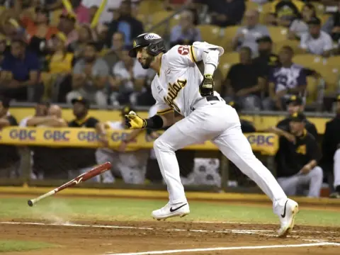 Águilas avasallan a Leones y empatan en tercera posición
