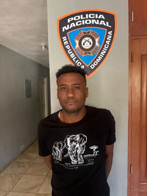 Detienen a hombre acusado de darle varias estocada a una mujer.