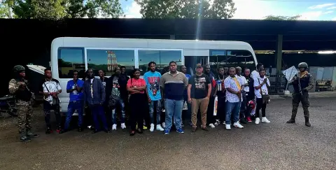 En Valverde detienen minibús con 24 nacionales haitianos en situación migratoria irregular