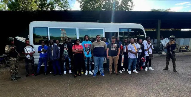 En Valverde detienen minibús con 24 nacionales haitianos en situación migratoria irregular