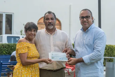 Senador Ney Rodríguez entrega donación a la Parroquia Nuestra Señora del Rosario Dajabón