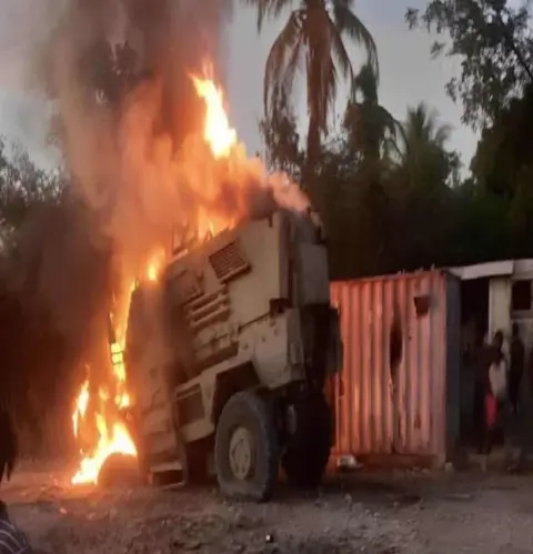 SIGUE VIOLENCIA EN HAITI: Incendian vehículos de la Misión Multinacional Seguridad.