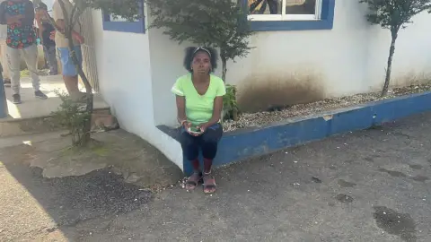 Dos hombres pelean a machetazos por el amor de una mujer en Monte Plata; le dañan el sancocho