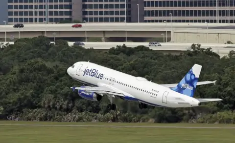 Encuentran dos cuerpos en el tren de aterrizaje de un avión de JetBlue en aeropuerto de Florida