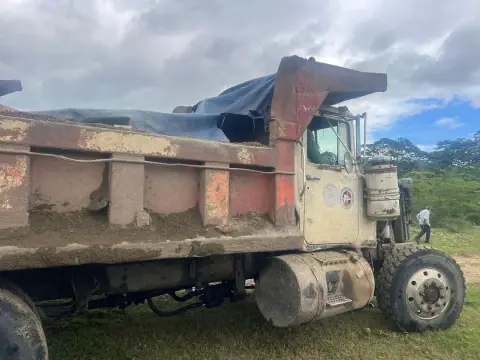El Ministerio de Medio Ambiente detiene a dos camioneros por extracción ilegal en el río Yuna, Bonao