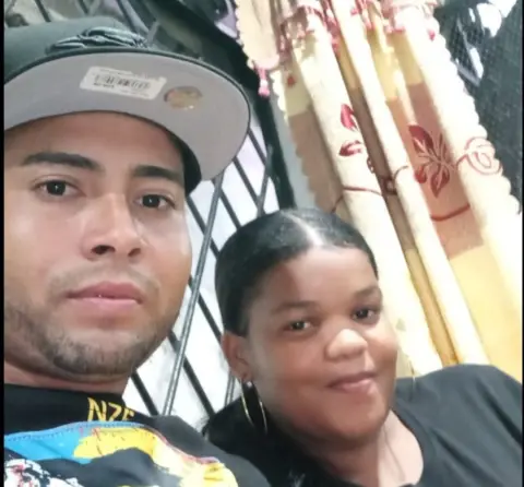 EN VILLA ALTAGRACIA HOMBRE HIERE SU PAREJA DE DOS TIROS.