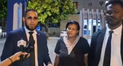 Otorgan libertad a la señora Mildred Correa, acusada de profanar osamentas de su hija y lanzarlos en la fiscalía de Higuey como forma de protesta.