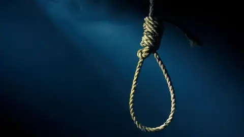 Hallan hombre ahorcado en una finca de Villa Vásquez