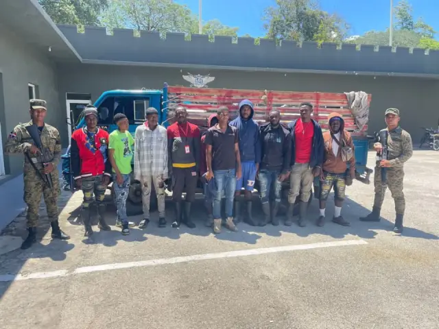 Otro camionero detenido cuando escondía a 13 inmigrantes indocumentados cubiertos bajo una lona en Duvergé.