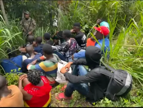 Un grupo de 18 haitianos indocumentados fue interceptado por el Ejército en callejón de Dajabón.