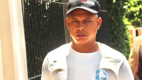 Hombre acude ante las autoridades para ser investigado por asesinato de cinco personas en Dajabón.