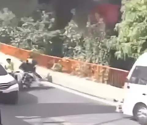 Padre amado! De frente venía el autobús. 😭 Fue tan difícil que a uno de ellos le tocó lo peor 😳 video en el canal de WhatsApp 👇🏼