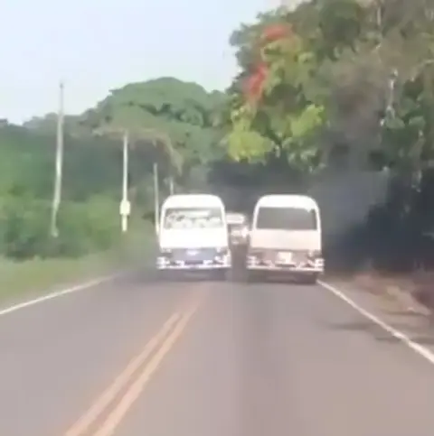 😳Esto se jodió dos choferes hechando competencia, mira dónde fue.👇🏼