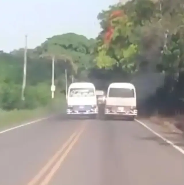 😳Esto se jodió dos choferes hechando competencia, mira dónde fue.👇🏼