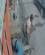 Hombre golpea brutalmente con un palo a su vecino y huye tras dejarlo inconsciente