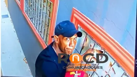 Persona con orden de arresto fallece en enfrentamiento con patrulla policial