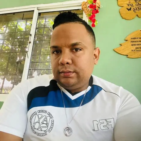 Hombre de 36 años fallece en circunstancias no esclarecidas dentro de su vehículo