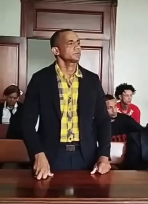 Condenan profesor por abusar de 11 estudiantes