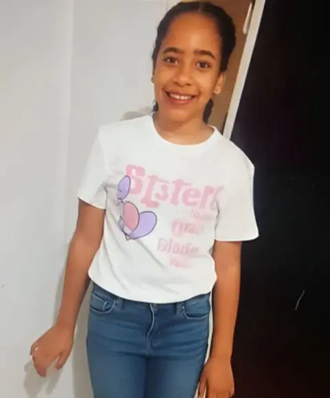 Niña de 11 años mu3re tras caerle portón de hierro en su vivienda..
