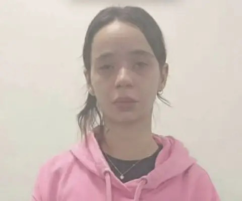 Arrestan en el AILA a venezolana vinculada a la muerte de un joven