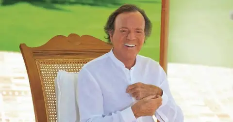 DENUNCIAN A JULIO IGLESIAS POR AGRESIÓN SEXUAL CONTRA DOS EXTRABAJADORAS.