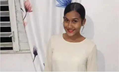 Mujer celosa ataca una joven a batazos