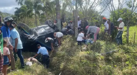curva de la muerte”, donde el conductor de una jeepeta color negro perdió el control