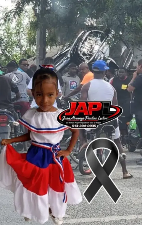 espera el autobús junto a su madre y su hermana para regresar