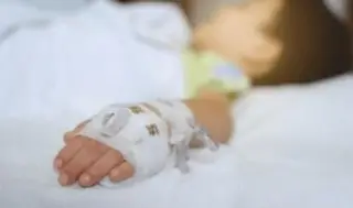 Niño de 2 años y su madre resultan heridos de bala